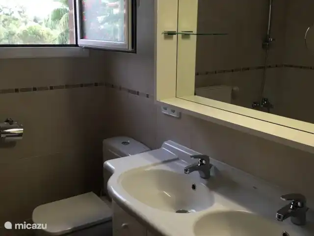 villa huren in Spanje, Costa Brava, Platja d'Aro – Villa met prachtig zeezicht en airco Badkamer boven met ligbad