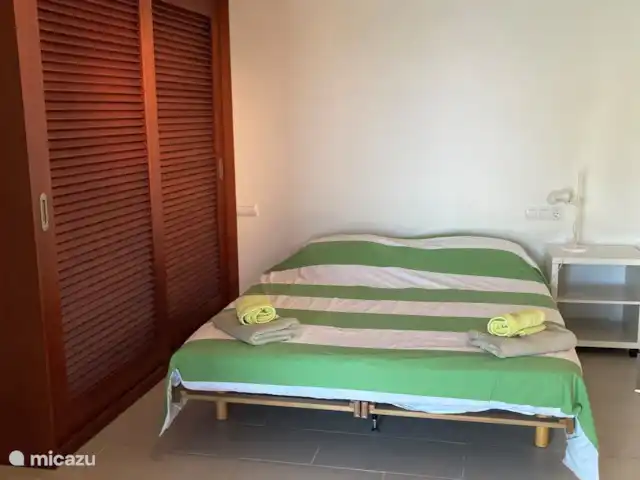 villa huren in Spanje, Costa Brava, Platja d'Aro – Villa met prachtig zeezicht en airco Het twee persoons bed in de slaapkamer van het appartement