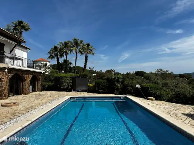villa huren in Spanje, Costa Brava, Platja d'Aro – Villa met prachtig zeezicht en airco Groot terras rondom het zwembad om heerlijk op een van de ligbedden te genieten van de zon