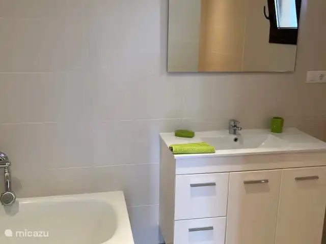 villa huren in Spanje, Costa Brava, Platja d'Aro – Villa met prachtig zeezicht en airco Badkamer in het apartement beneden op zwembad niveau