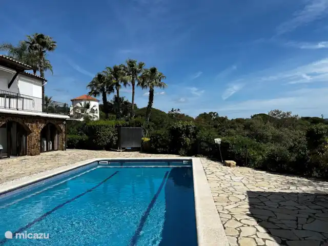 villa huren in Spanje, Costa Brava, Platja d'Aro – Villa met prachtig zeezicht en airco Groot zonnig terras rondom het grote zwembad