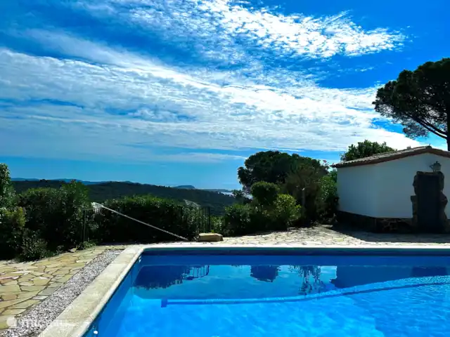 villa huren in Spanje, Costa Brava, Platja d'Aro – Villa met prachtig zeezicht en airco Genieten van de blauwe lucht en het mooie uitzicht