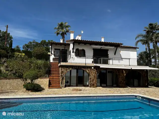 villa huren in Spanje, Costa Brava, Platja d'Aro – Villa met prachtig zeezicht en airco Zonneluifels tegen de felle zon