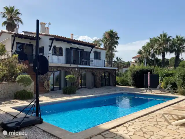 villa huren in Spanje, Costa Brava, Platja d'Aro – Villa met prachtig zeezicht en airco Achter zijn van het huis met beneden het apartement
