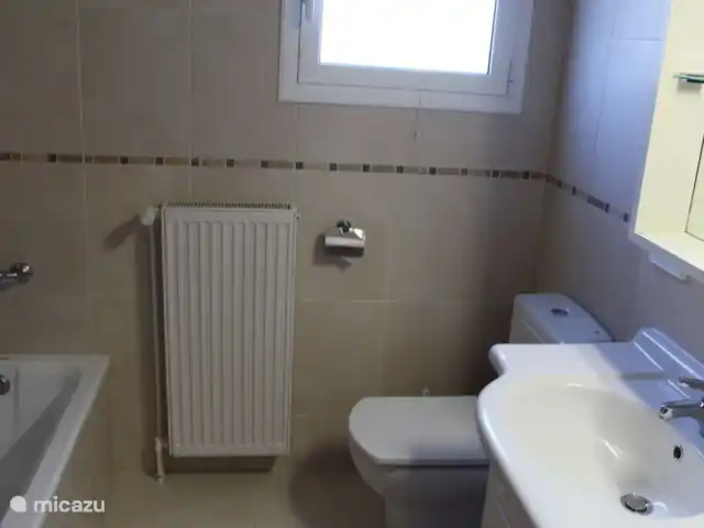 villa huren in Spanje, Costa Brava, Platja d'Aro – Villa met prachtig zeezicht en airco Badkamer met ligbad/ douche op de bovenste verdieping
