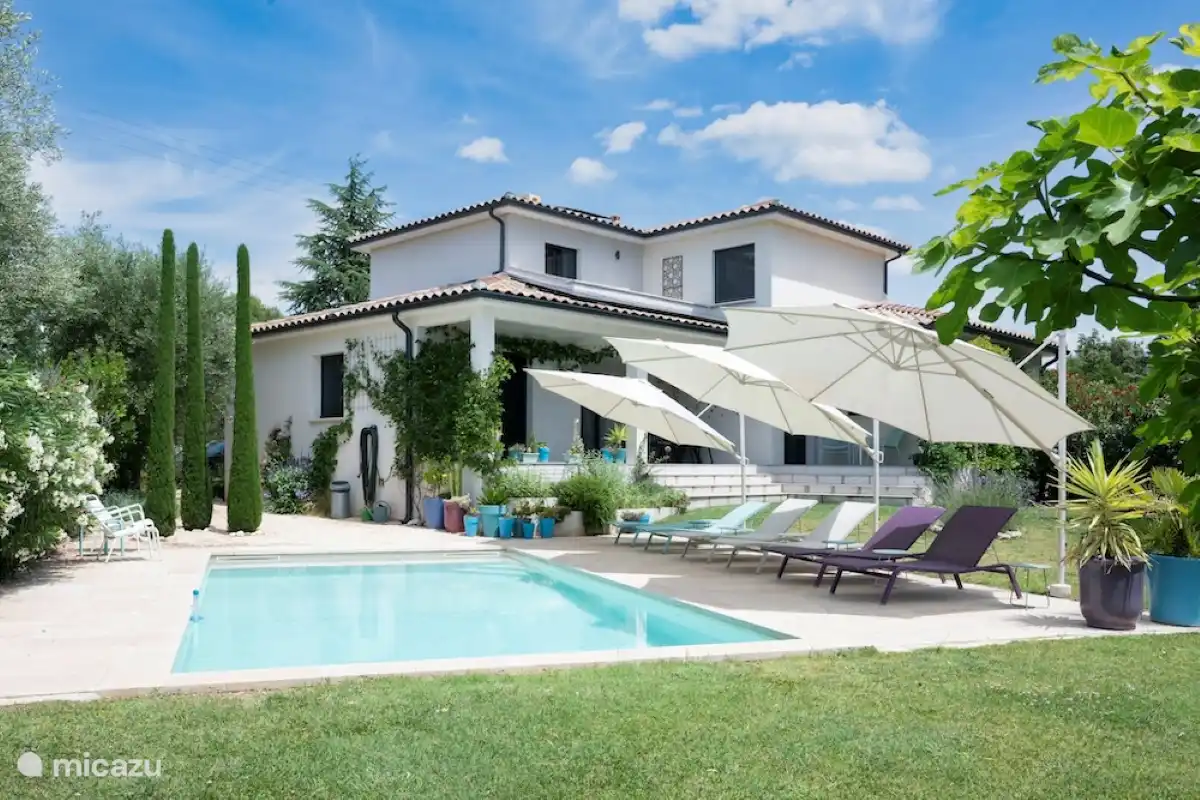 Schwimmbad mit Liegestühlen (Fermob) und Sonnenschirmen