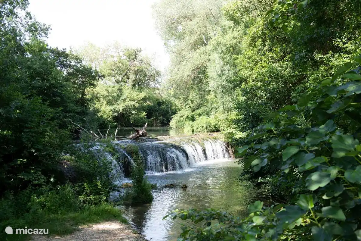 Der Fluss d'Alzon ist nur einen Steinwurf entfernt 