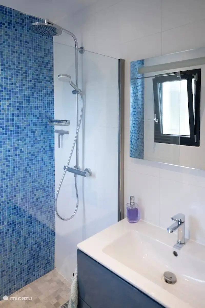 Detail Dusche Italienne und Badmöbel (Schlafzimmer 2)