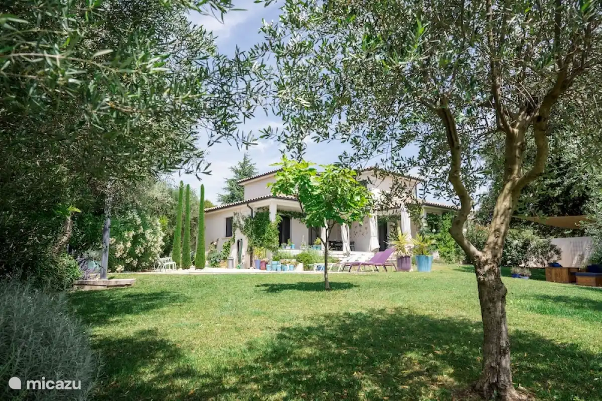 Blick im hinteren Teil des Gartens auf den Pool und das Haus