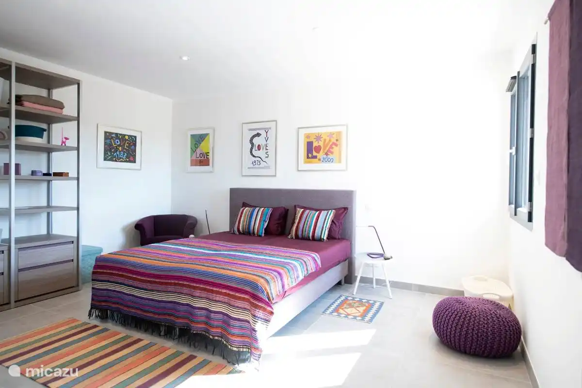 Schlafzimmer 3 mit italienischer Dusche und Waschbecken