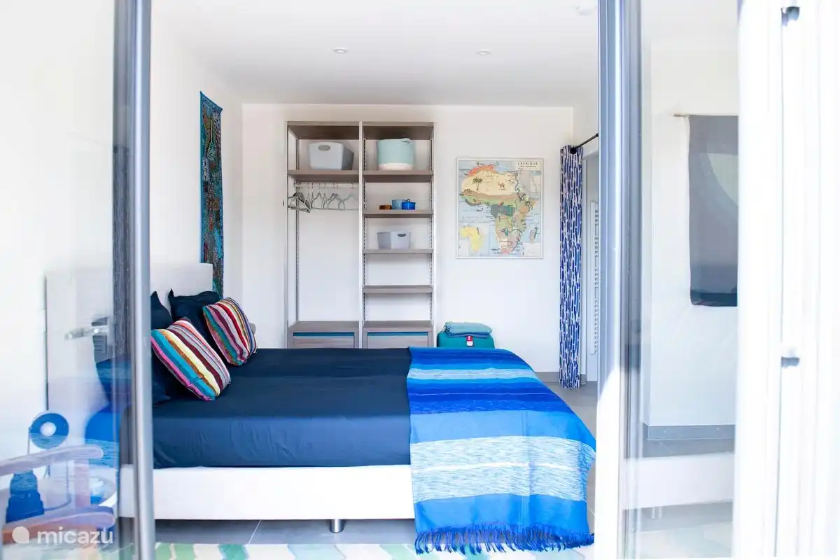 Schlafzimmer 2 mit eigener Dusche und Waschbecken