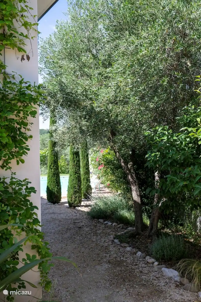 Durchgang vom Eingang (Norden) zum Schwimmbad und den Terrassen (Süden) 