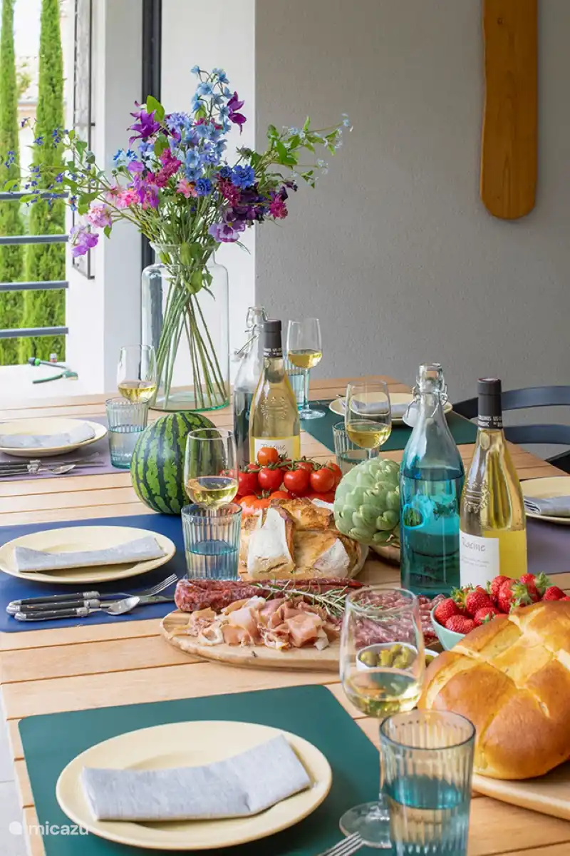 Stimmungsvoller Fotoset Tisch auf der Terrasse