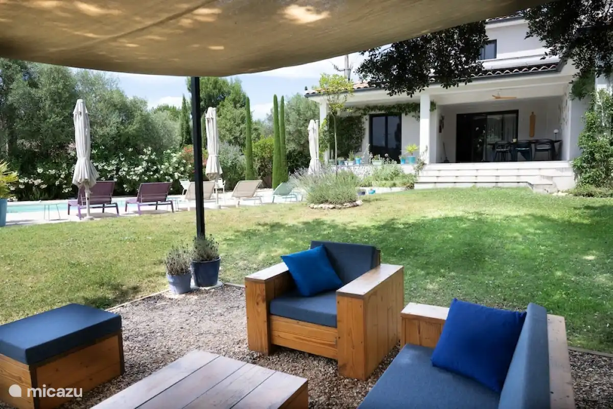 Loungegarnitur mit ca. 8 Sitzplätzen mit Schattentuch unter alter Eiche (Südwesten)