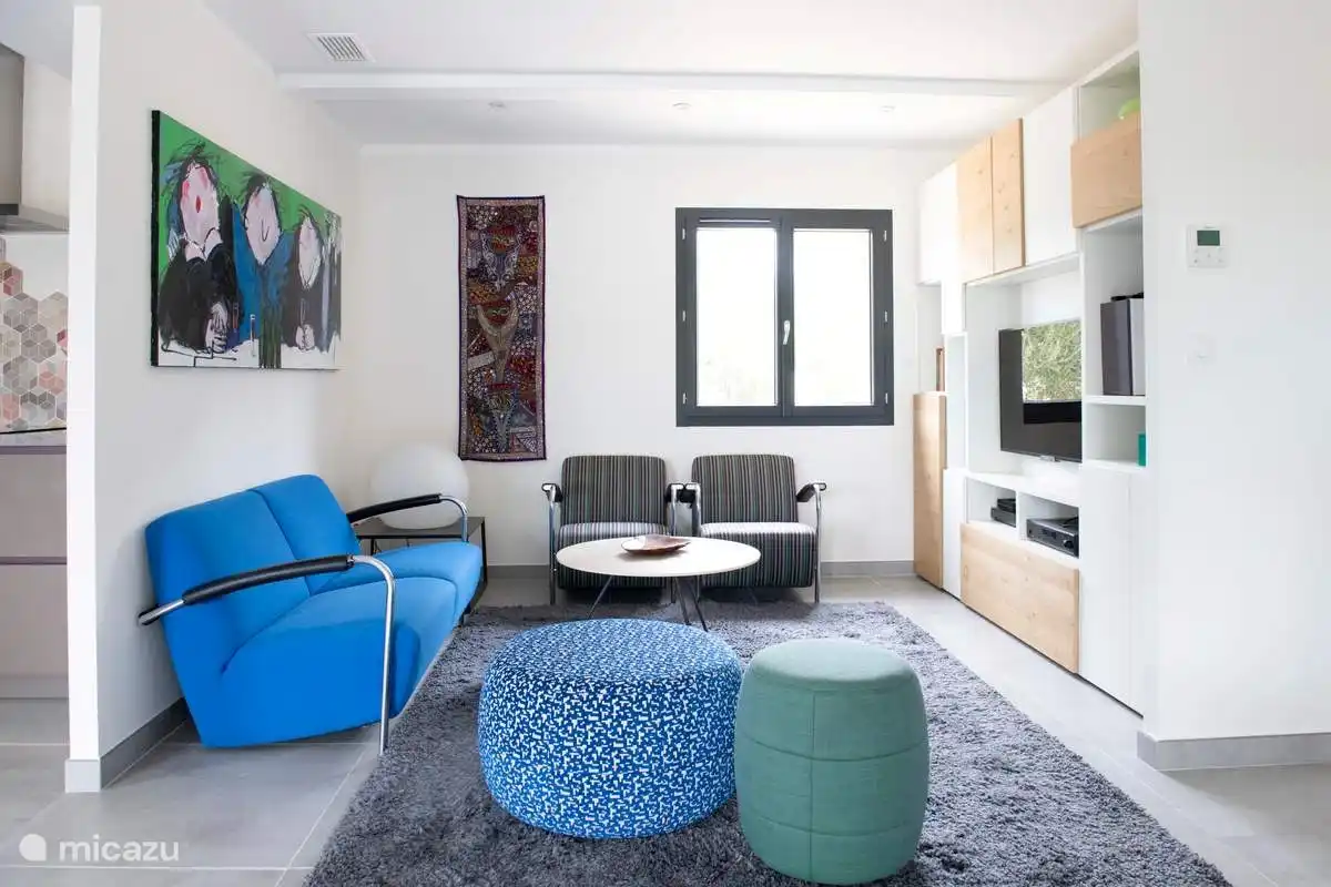 Wohnzimmer mit Breitbildfernseher und Audio auf der rechten Seite