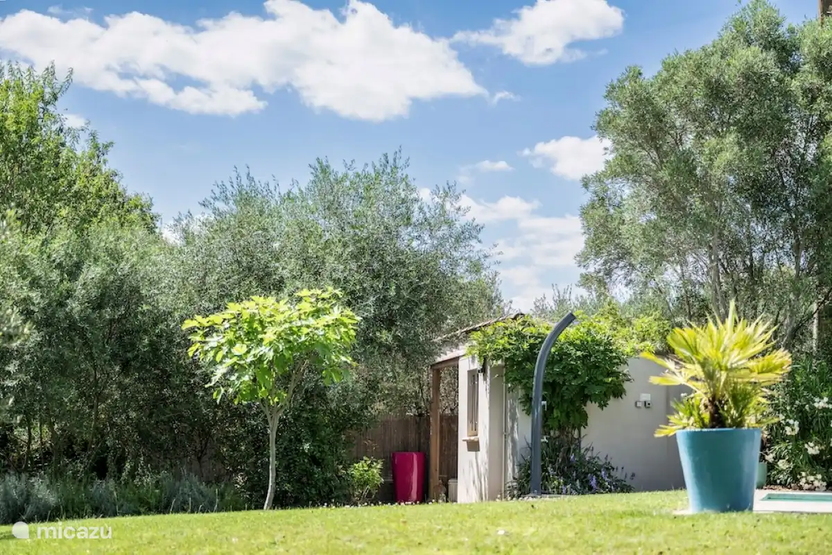 Garten Westseite mit Pumpenhaus, Swimmingpool und Außendusche