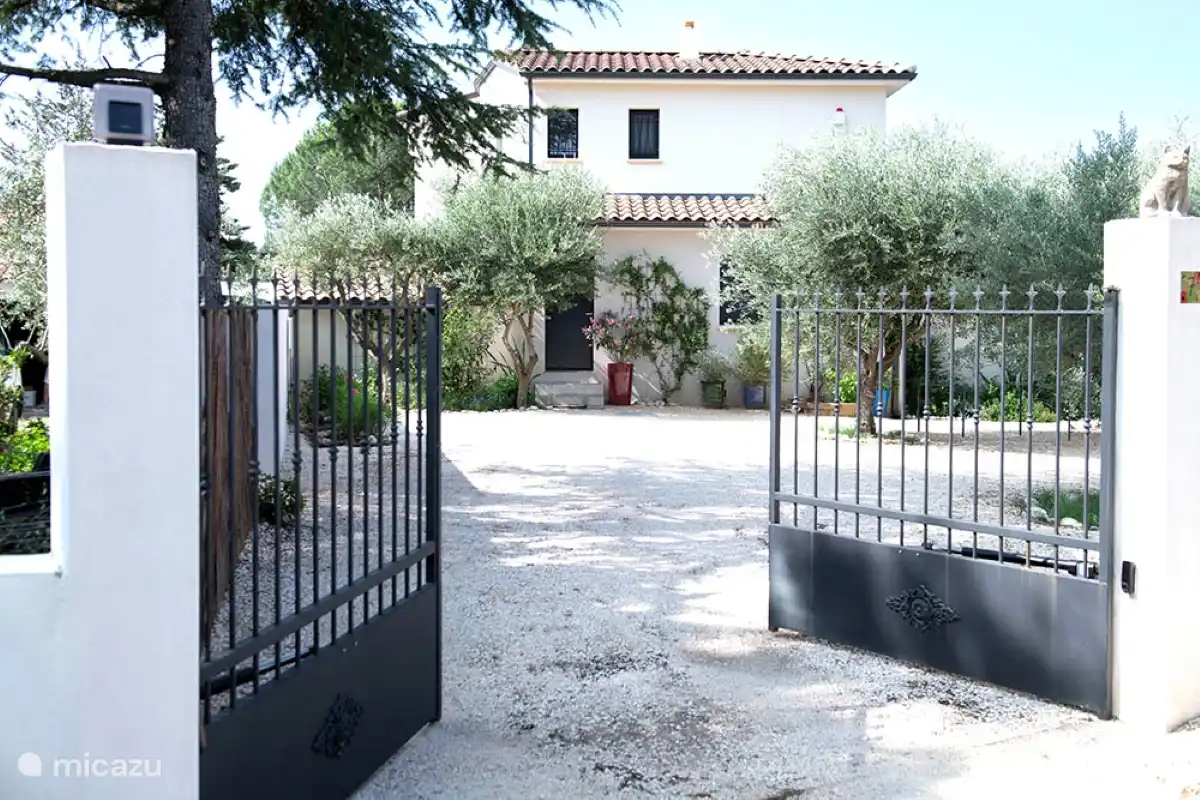Elektrische Tortür bei der Ankunft (Nordseite). Parkplatz für bis zu 3 Autos.