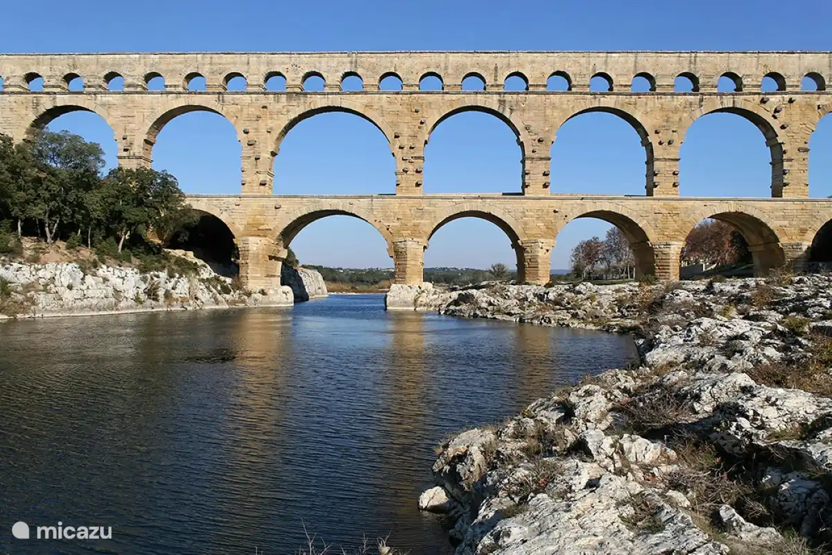 Das berühmte römische Aquädukt Pont du Gard erreichen Sie nach 10 Fahrminuten.