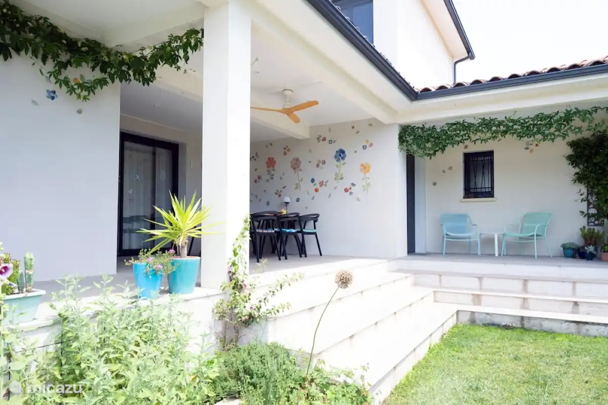 überdachte Terrasse (links) an den Schiebetüren, Wohnzimmer. Esstisch mit 6-8 Stühlen. Sitz (rechts) in der Nähe der französischen Tür, Schlafzimmer, Erdgeschoss.