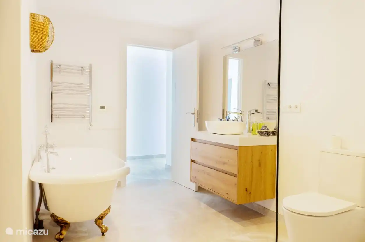 Badezimmer und Dusche