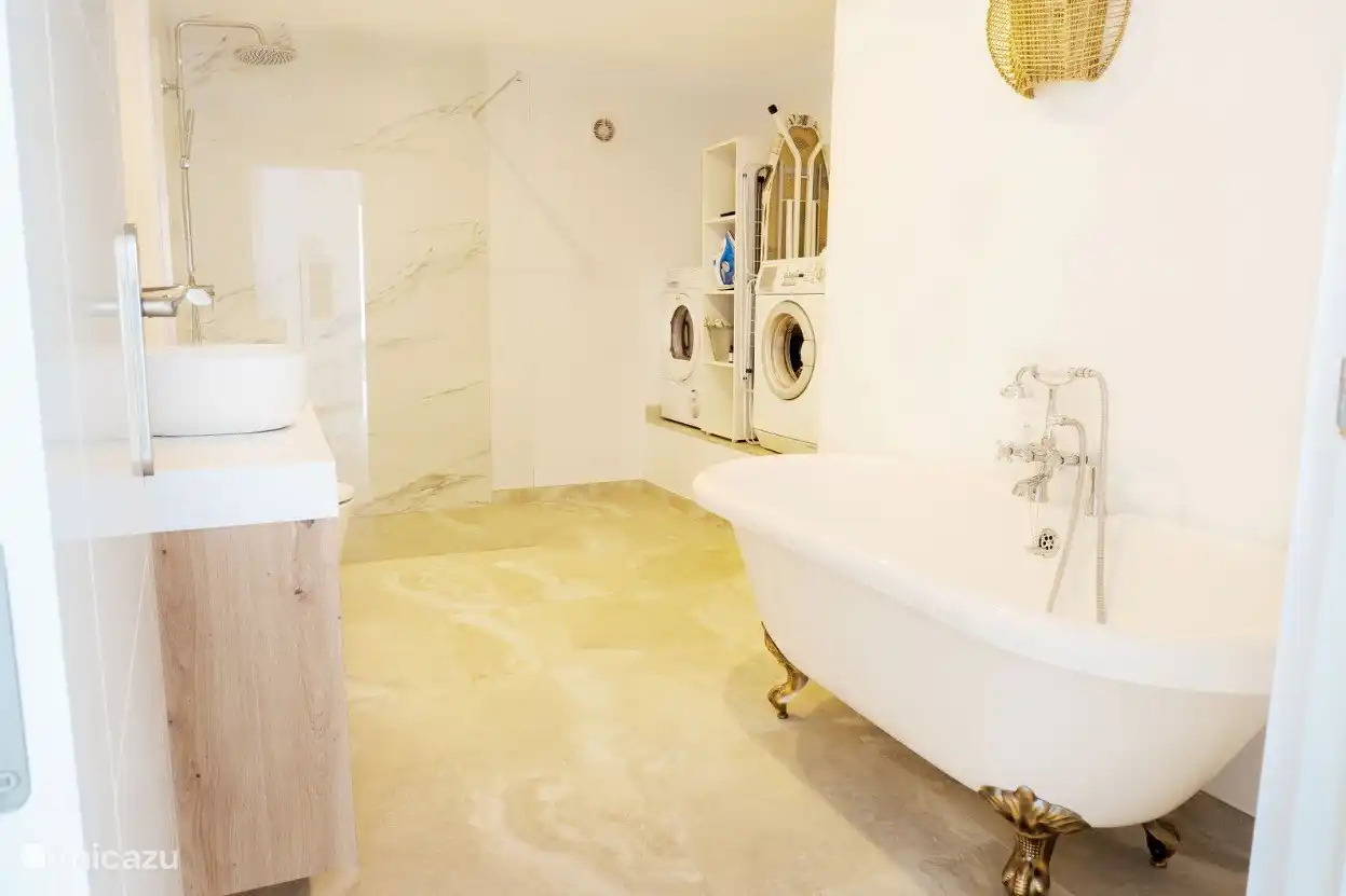 Badezimmer und Dusche