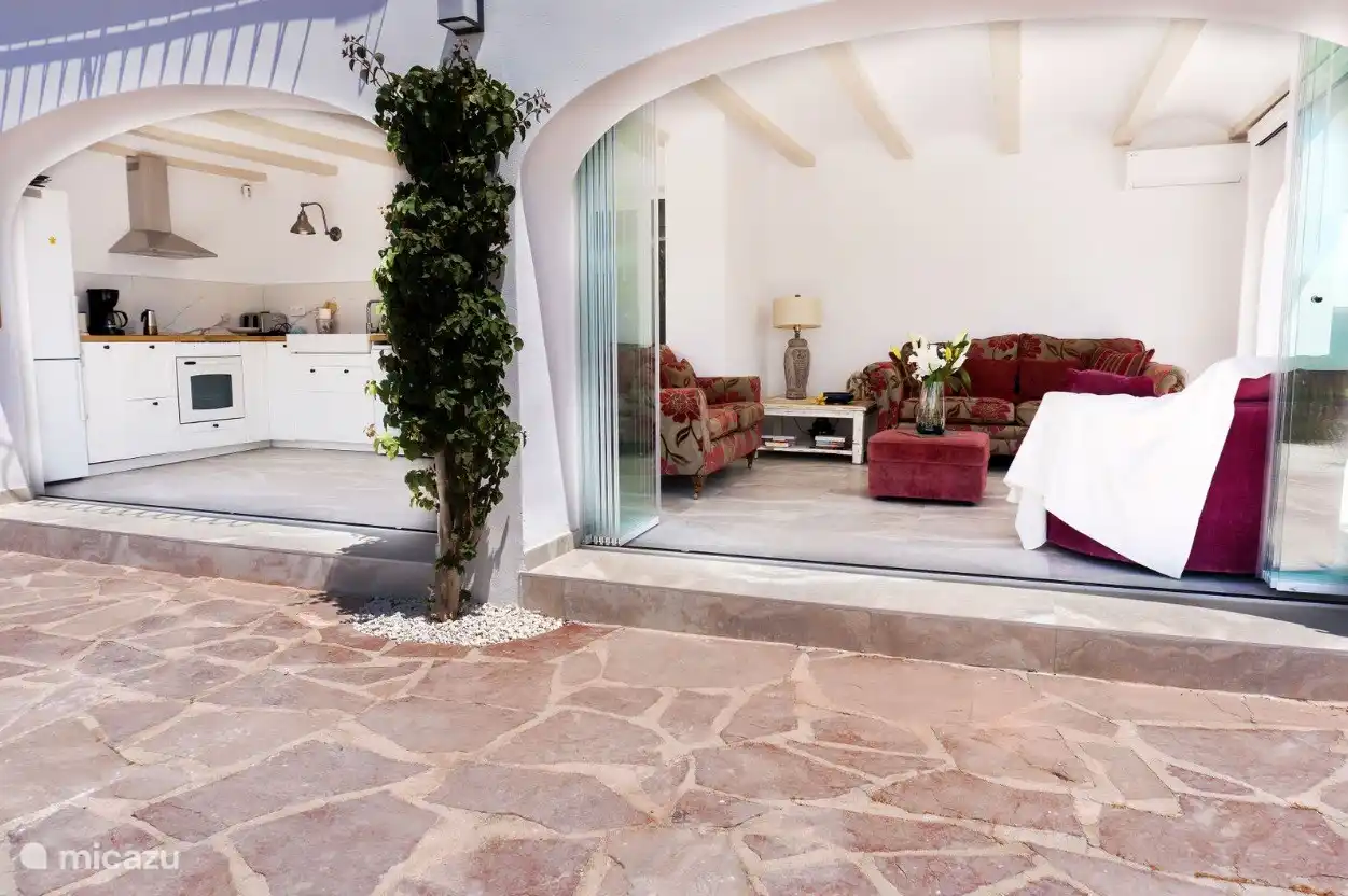 Freier Blick auf Küche und Wohnzimmer