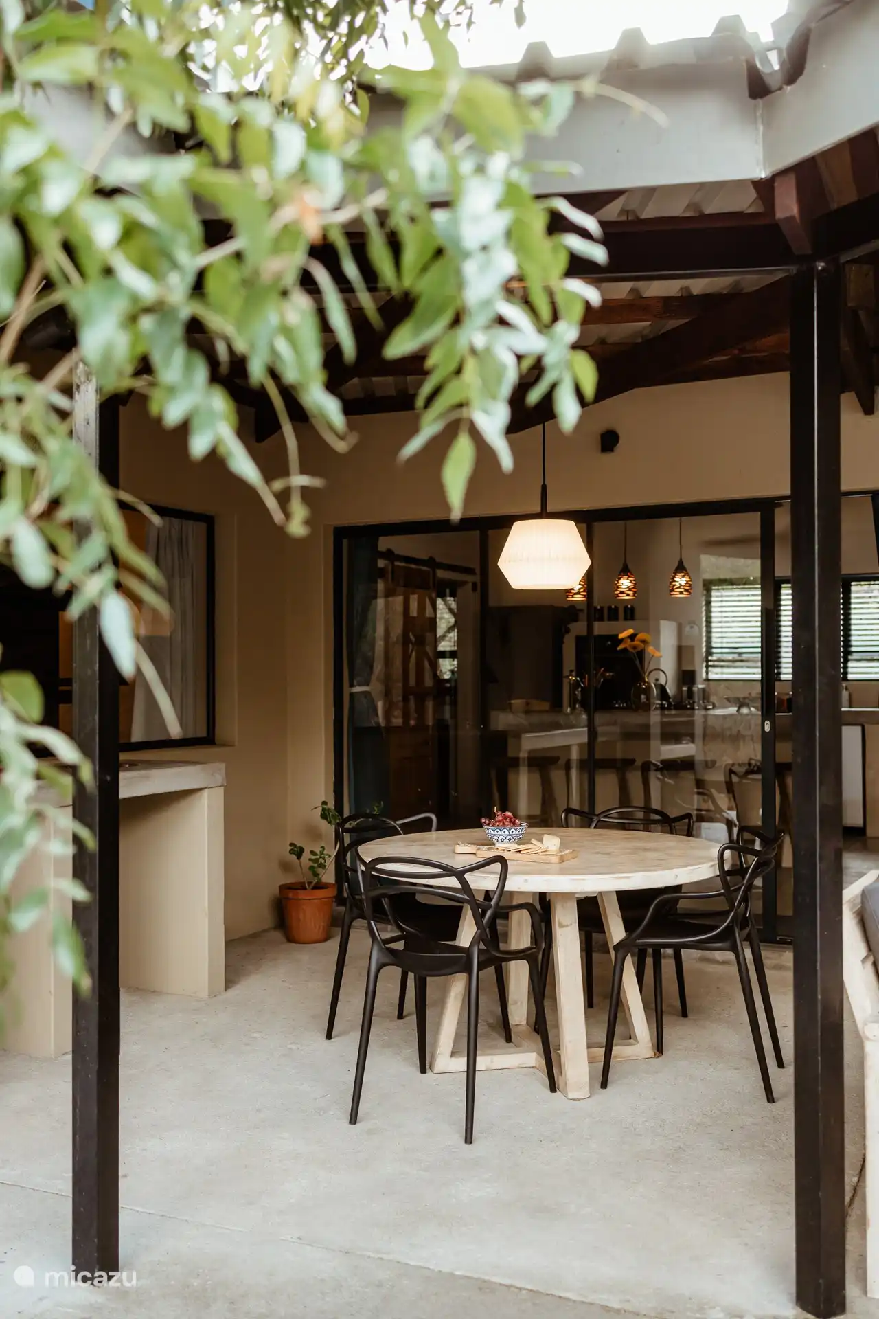 die Terrasse mit Esstisch