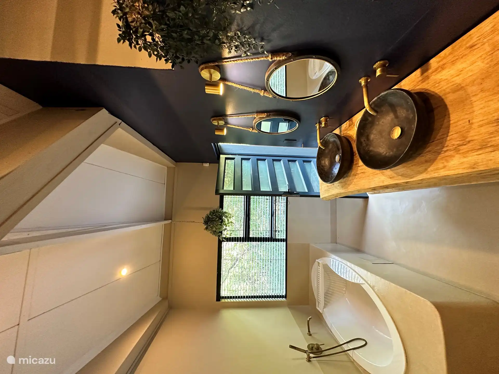 Badezimmer mit Badewanne, Dusche innen und außen