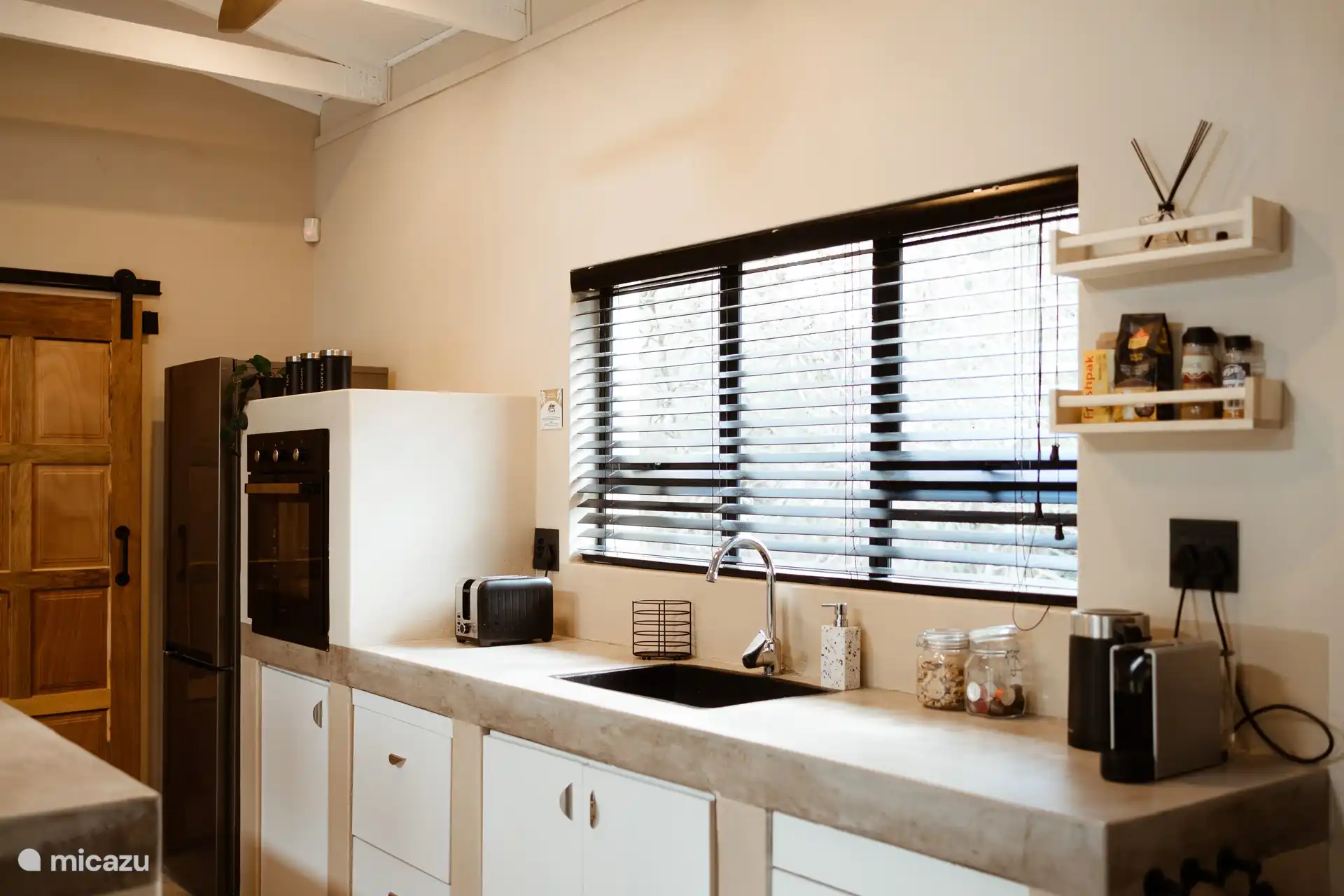 Küche, gefolgt vom Hauswirtschaftsraum. Im Hauswirtschaftsraum finden Sie den Geschirrspüler, die Waschmaschine, den Trockner und die Mikrowelle