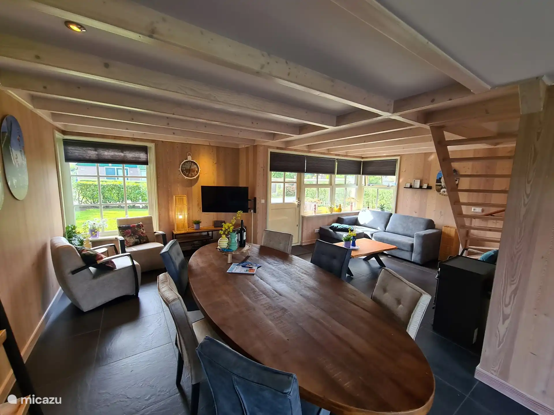 Schöner großer ovaler Tisch.
Der Fernseher ist drehbar. Sie können vom Sofa aus, aber auch vom Essbereich aus fernsehen.