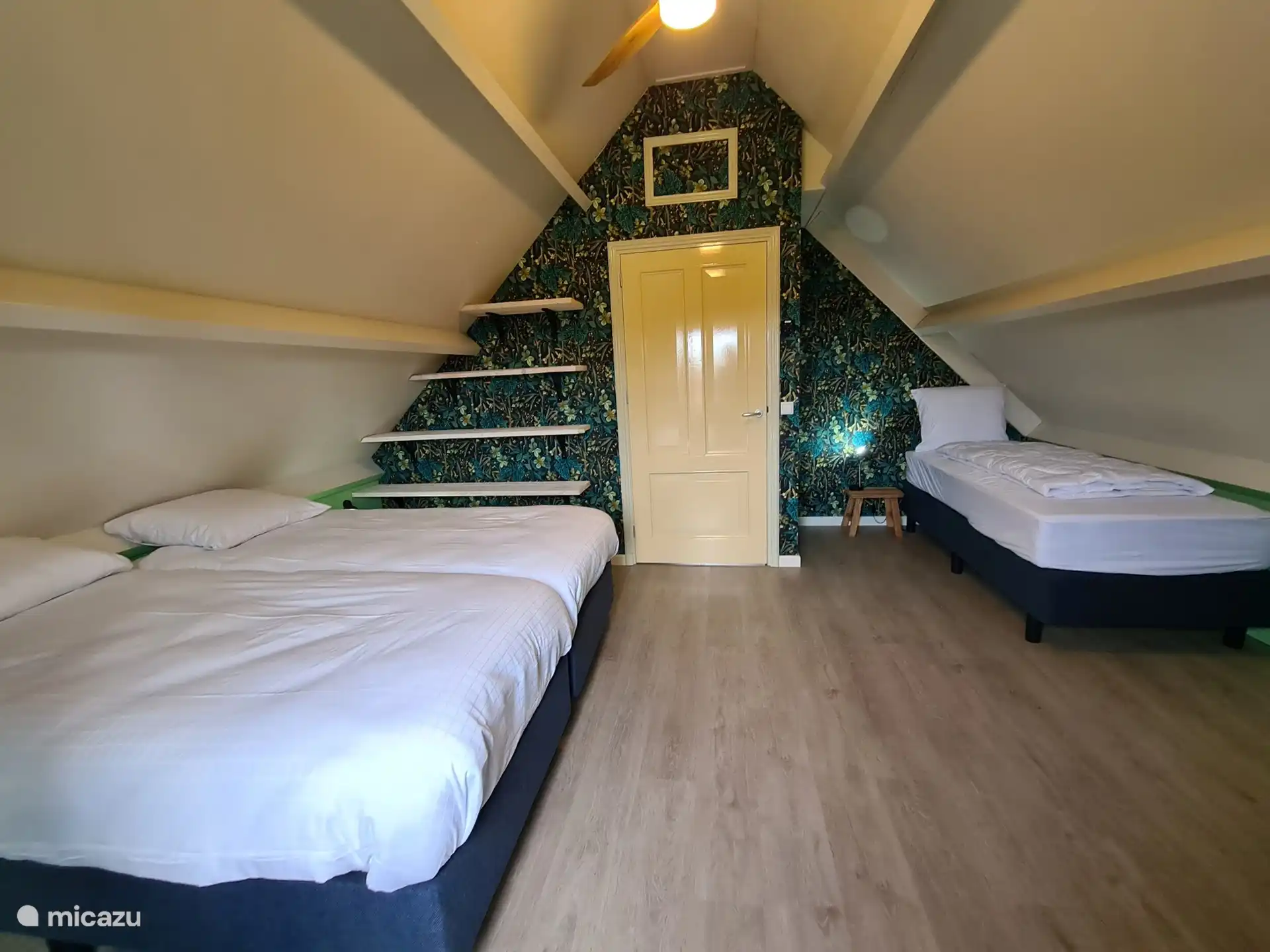 Schlafzimmer mit 3 guten Boxspringbetten, ausgestattet mit Topper und Ventilator in der Lampe