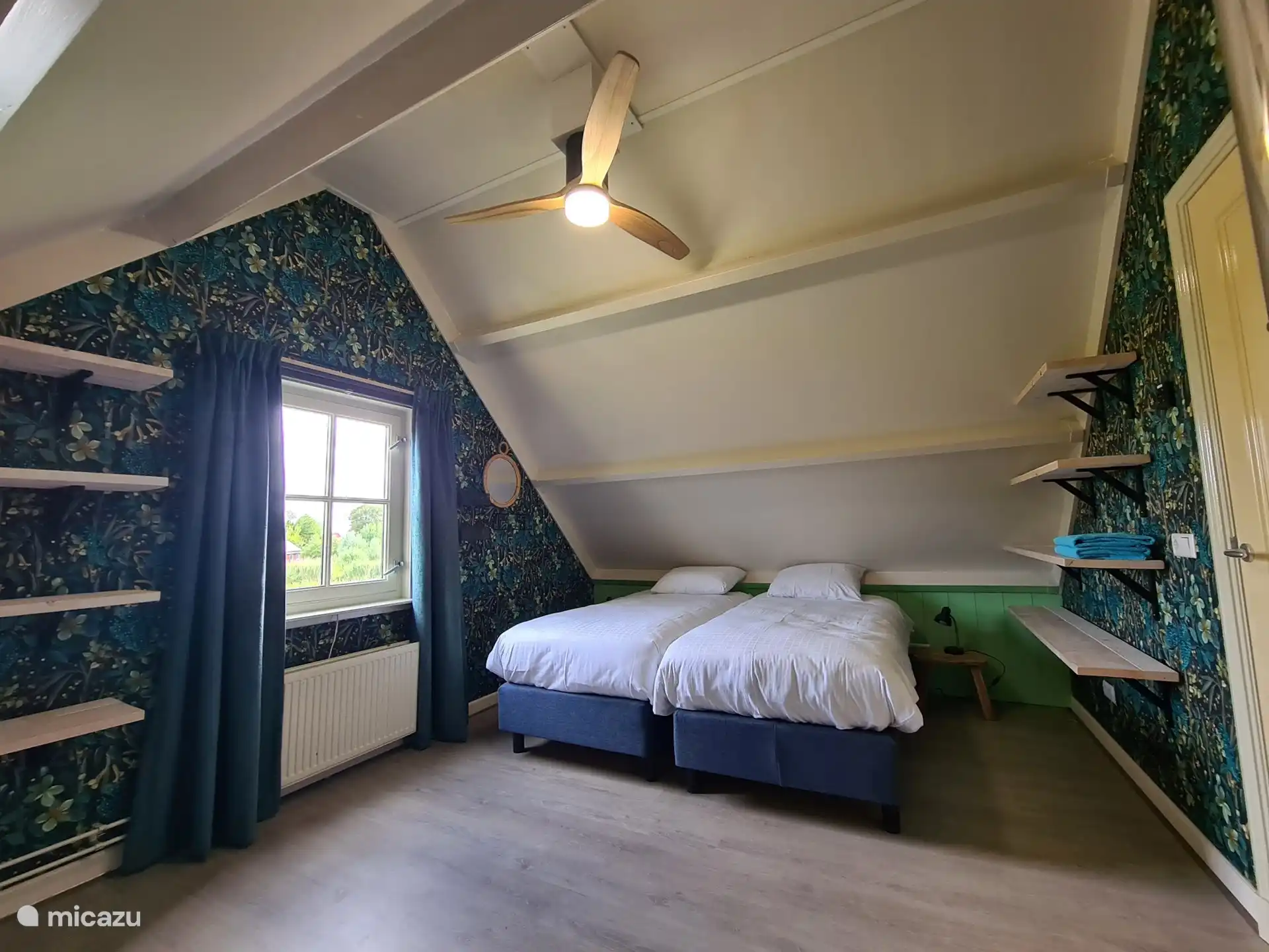 Schlafzimmer mit 3 guten Boxspringbetten mit Topper und Ventilator in der Lampe