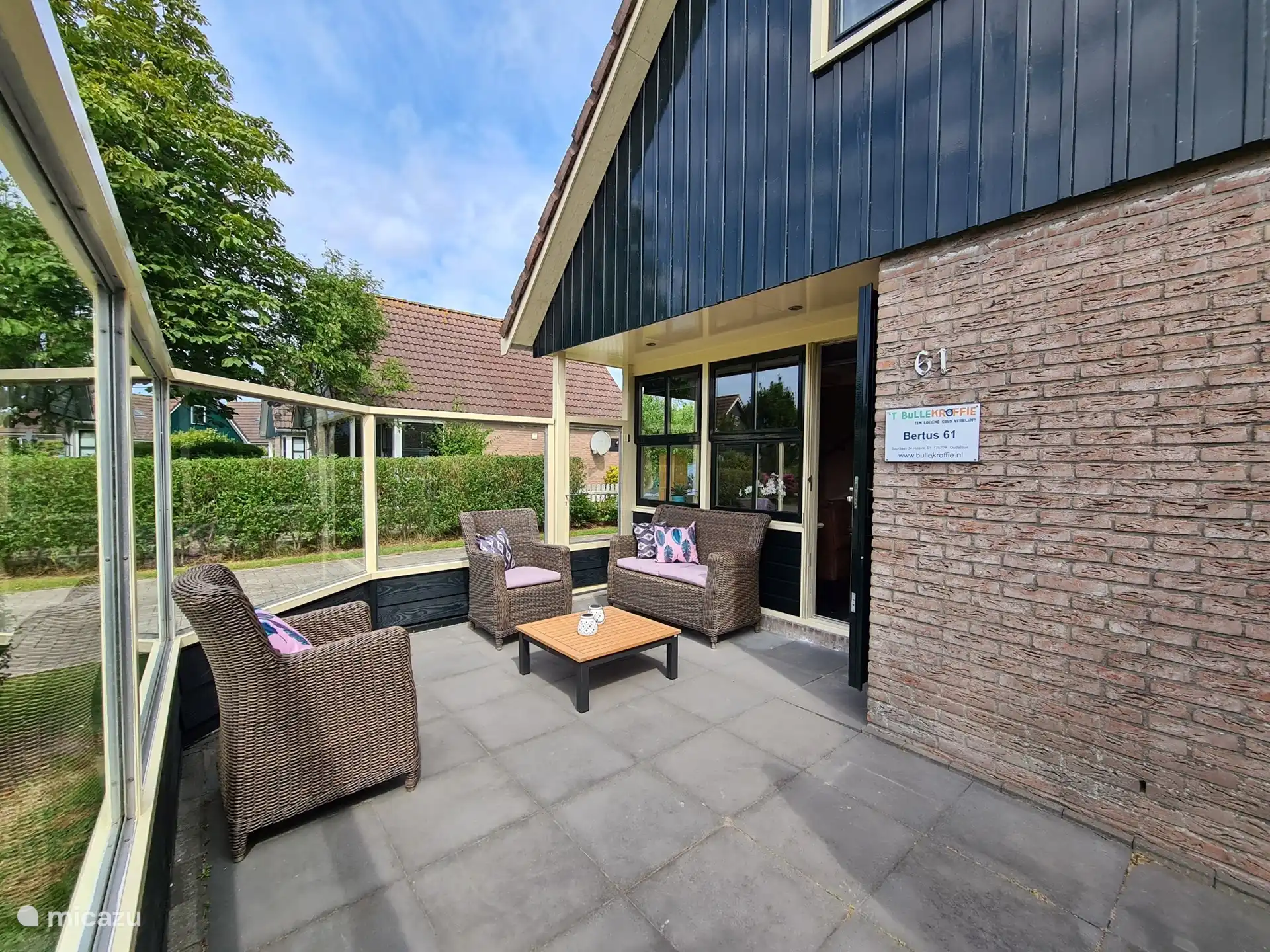 Loungebereich vor dem Haus, windgeschützt und in der Sonne