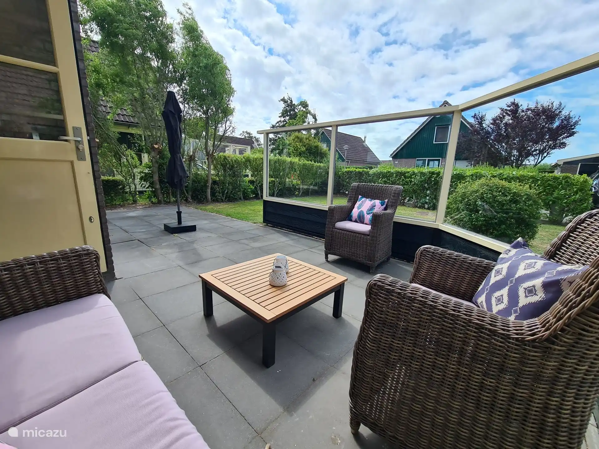 Schöne windgeschützte und sonnige Terrasse vor dem Haus.