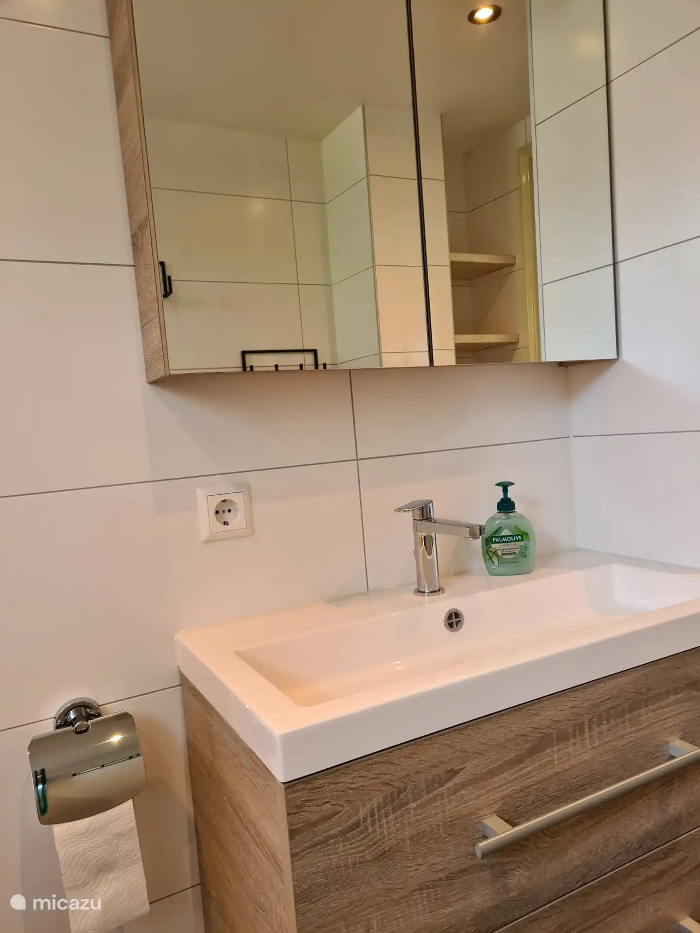 Badezimmer mit großen Badmöbeln