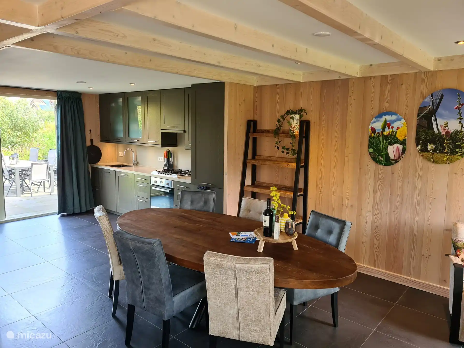 Küche mit allem Luxus ausgestattet
Geschirrspüler, Kühlschrank mit Gefrierfach, Herd, Backofen.
Eine Kombi-Mikrowelle im Hauswirtschaftsraum