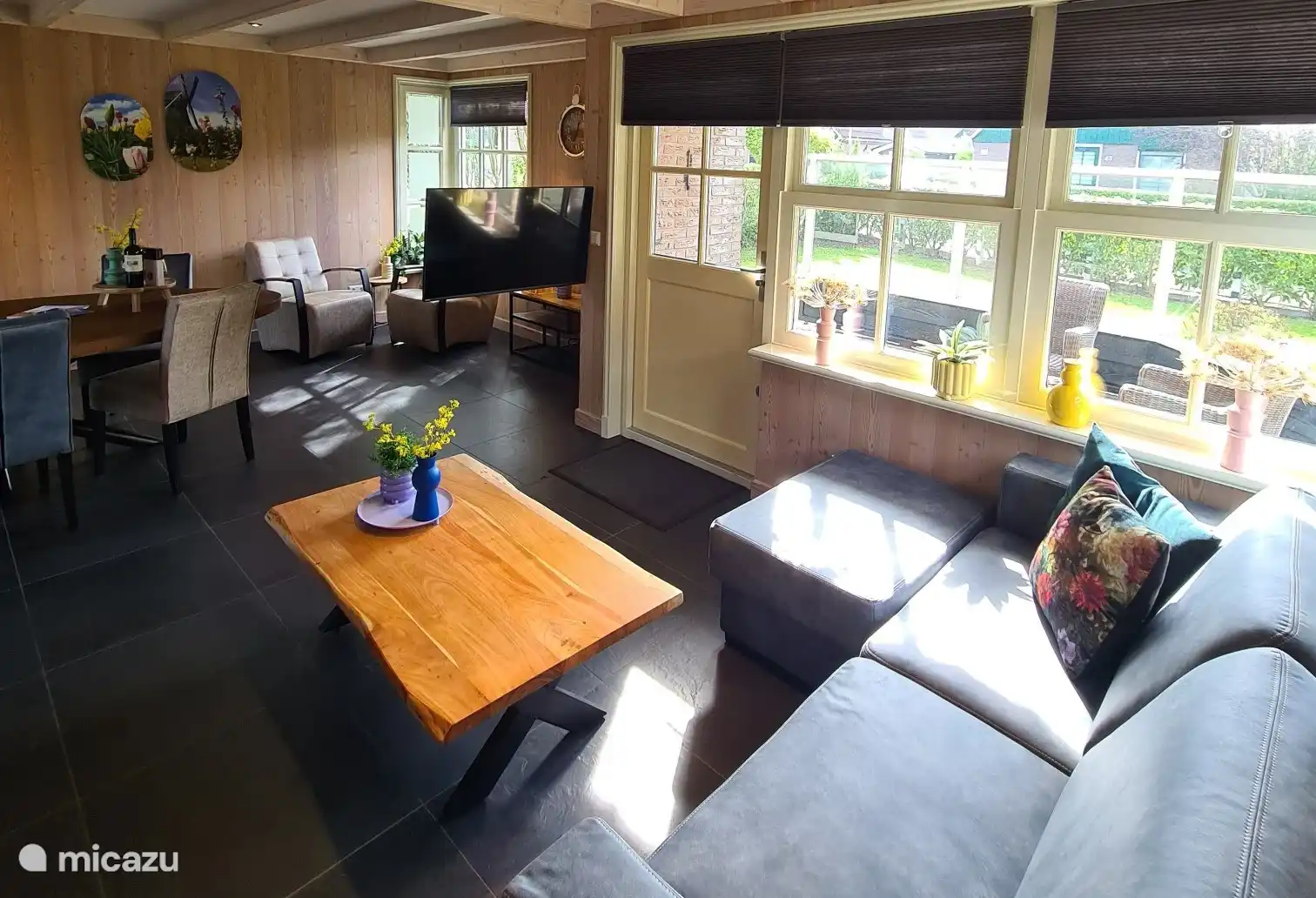 Schauen Sie in der Lounge-Ecke fern.
Der Fernseher ist drehbar und sichtbar, wenn Sie auf der Couch liegen, aber auch, wenn Sie am Stehtisch sitzen.