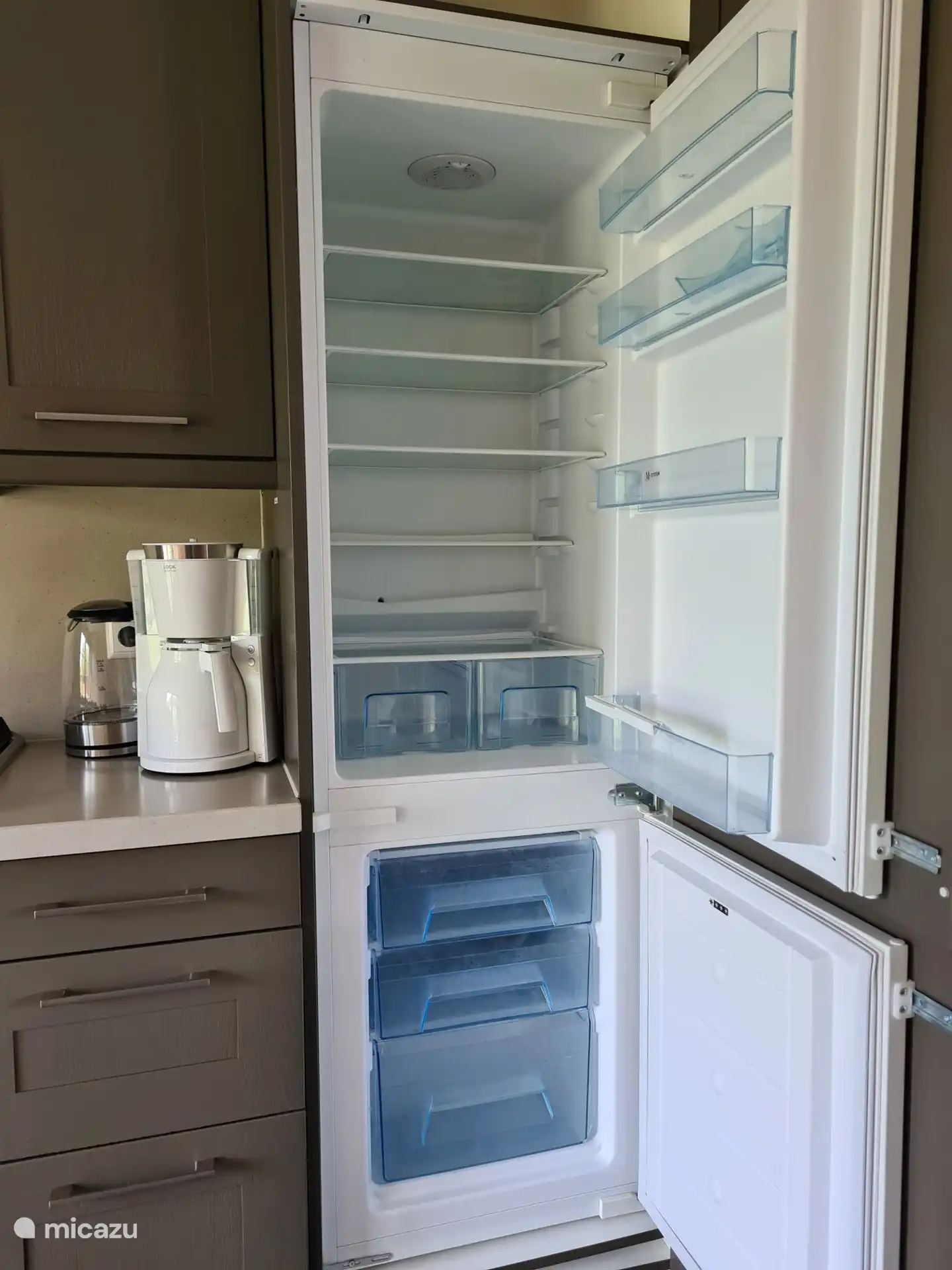 Kühlschrank mit Gefrierfach, Filterkaffeemaschine und Wasserkocher