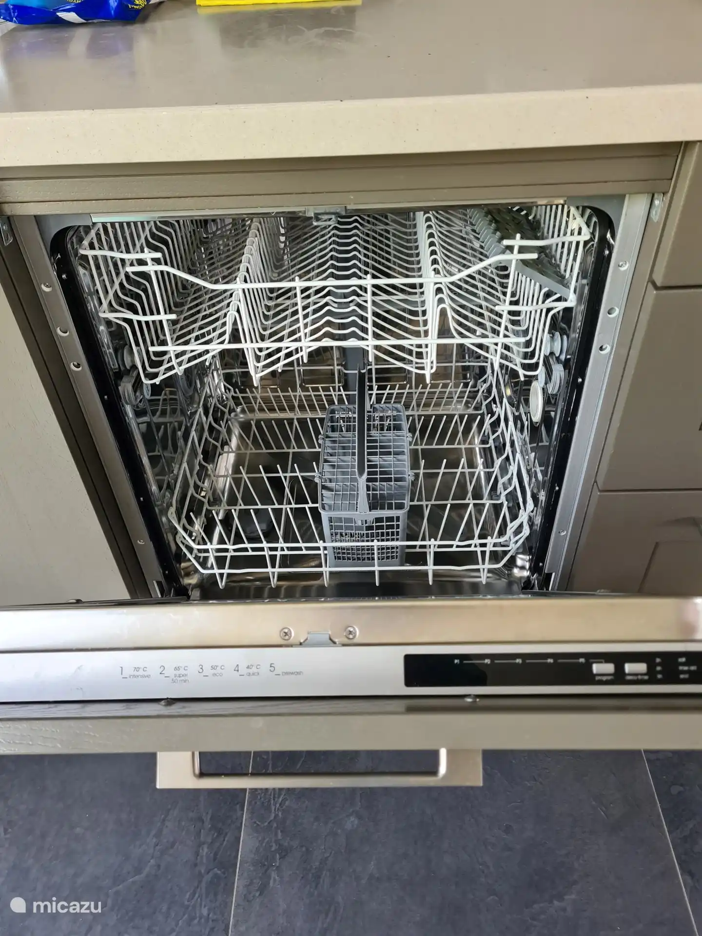 Geschirrspüler. Der Hauswirtschaftsraum verfügt über eine Waschmaschine und einen Trockner.