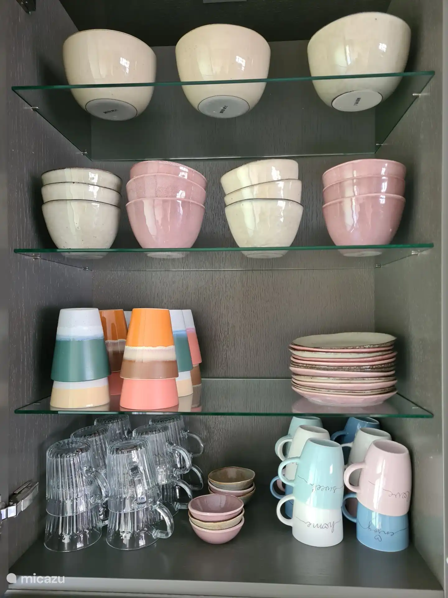 Gemütliches, farbenfrohes Geschirr