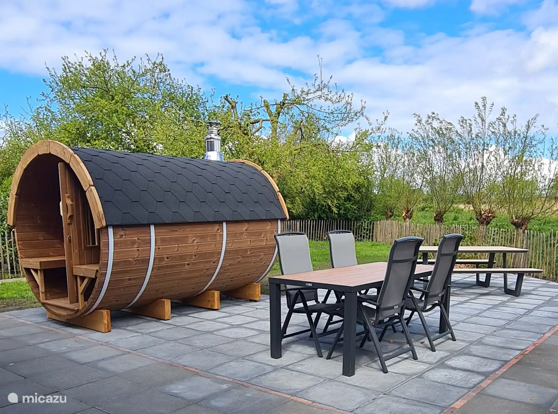 Eine holzbefeuerte Fasssauna im Garten
2 Bademäntel, 2 Saunahandtücher und ein Saunaaufgussduft sind vorhanden.