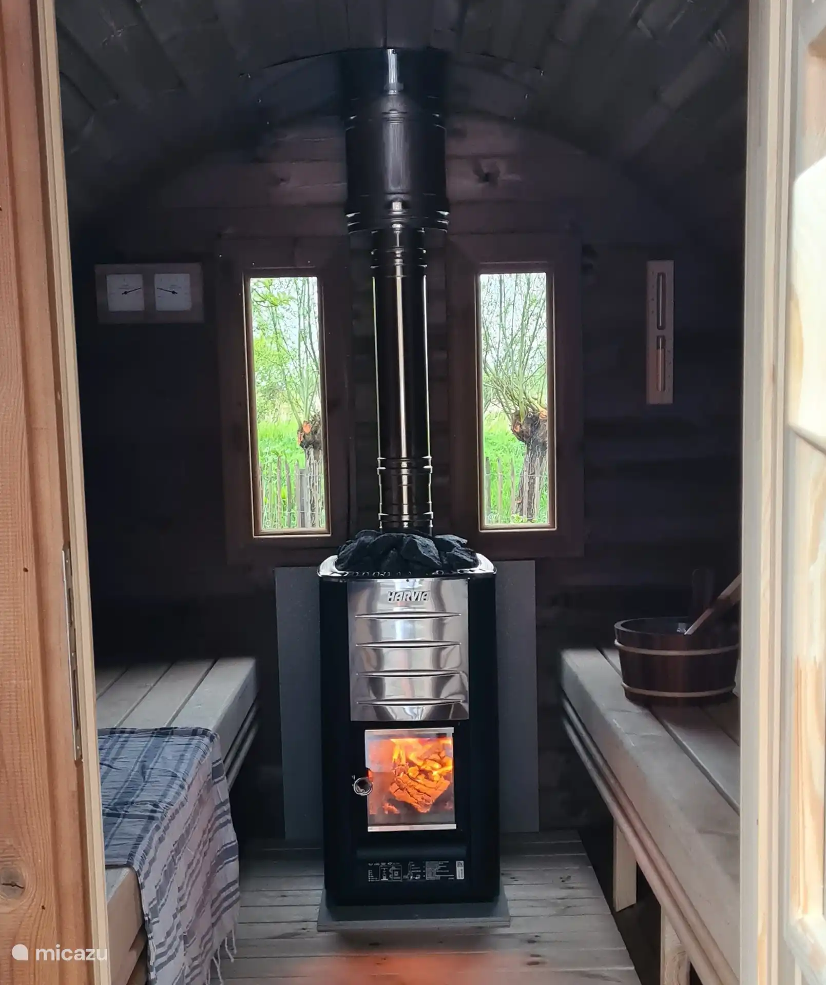 Holzbefeuerte Fasssauna mit Aussicht und Privatsphäre