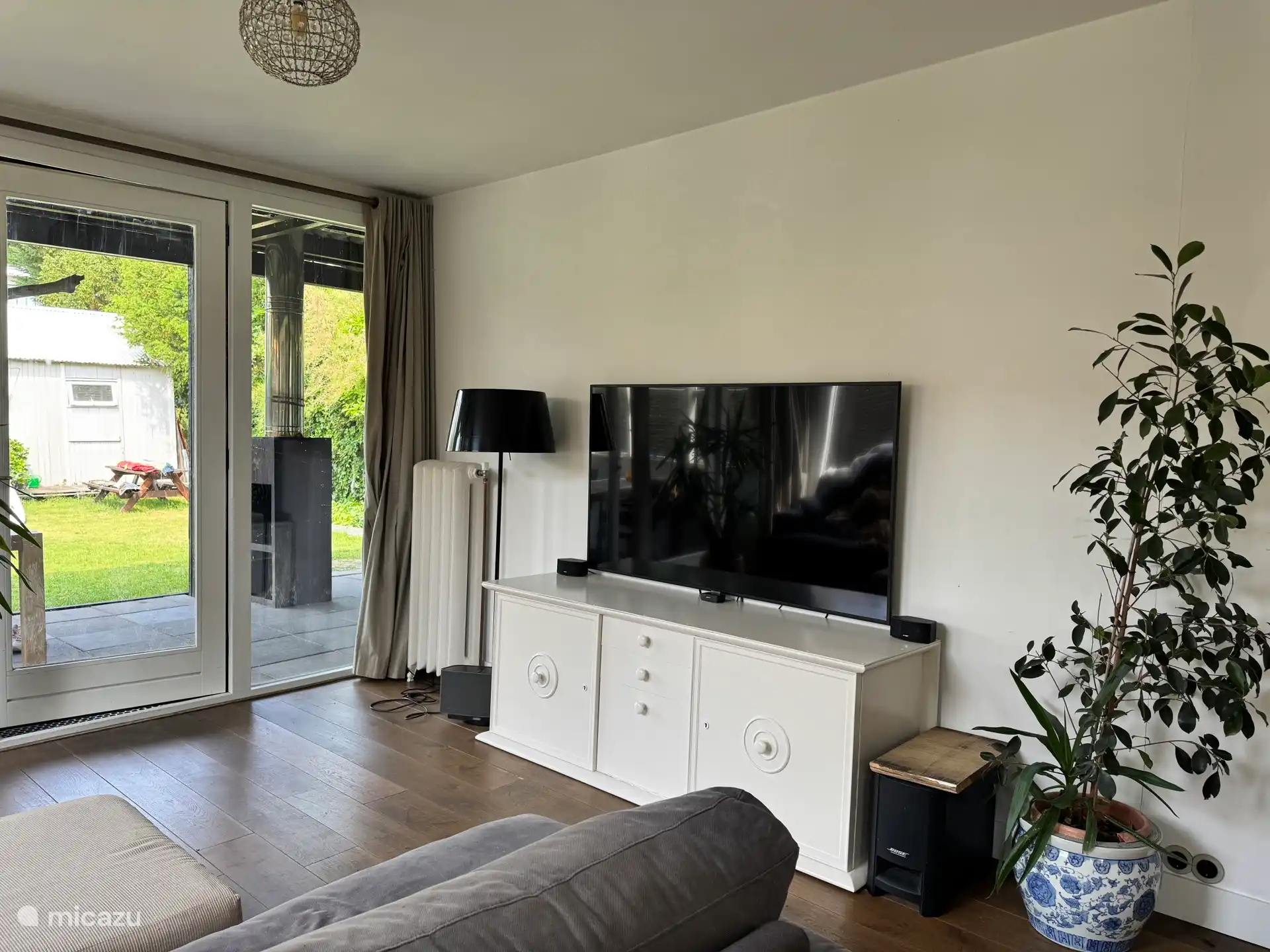 Wohnzimmer mit Fernseher