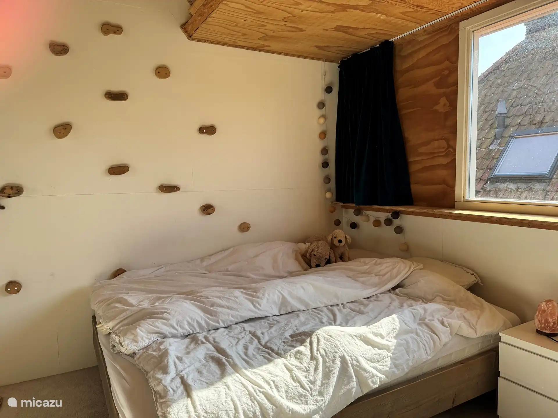 Eines der Schlafzimmer mit Kletterwand!