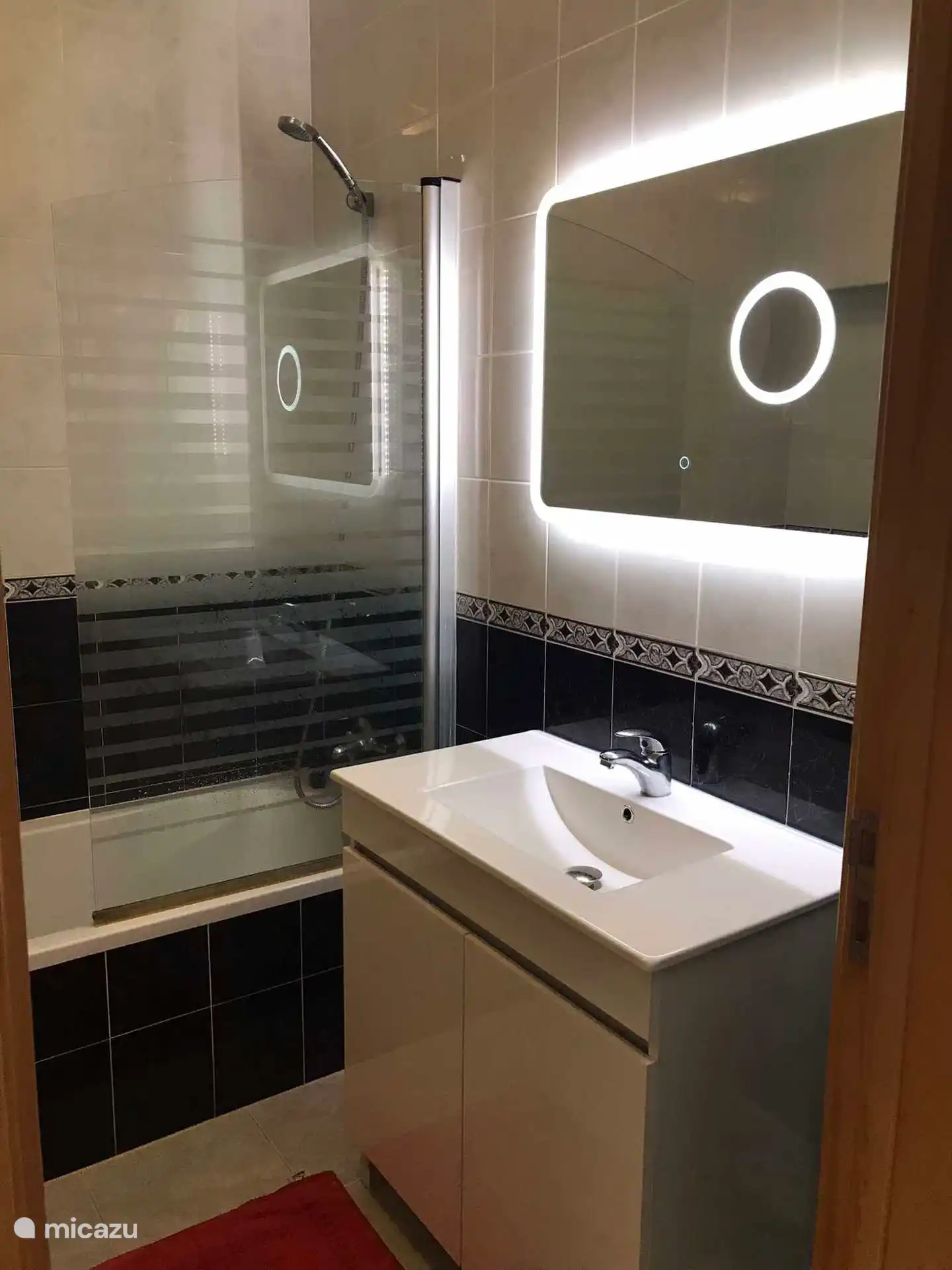 Badezimmer im ersten Stock mit Badewanne und Dusche