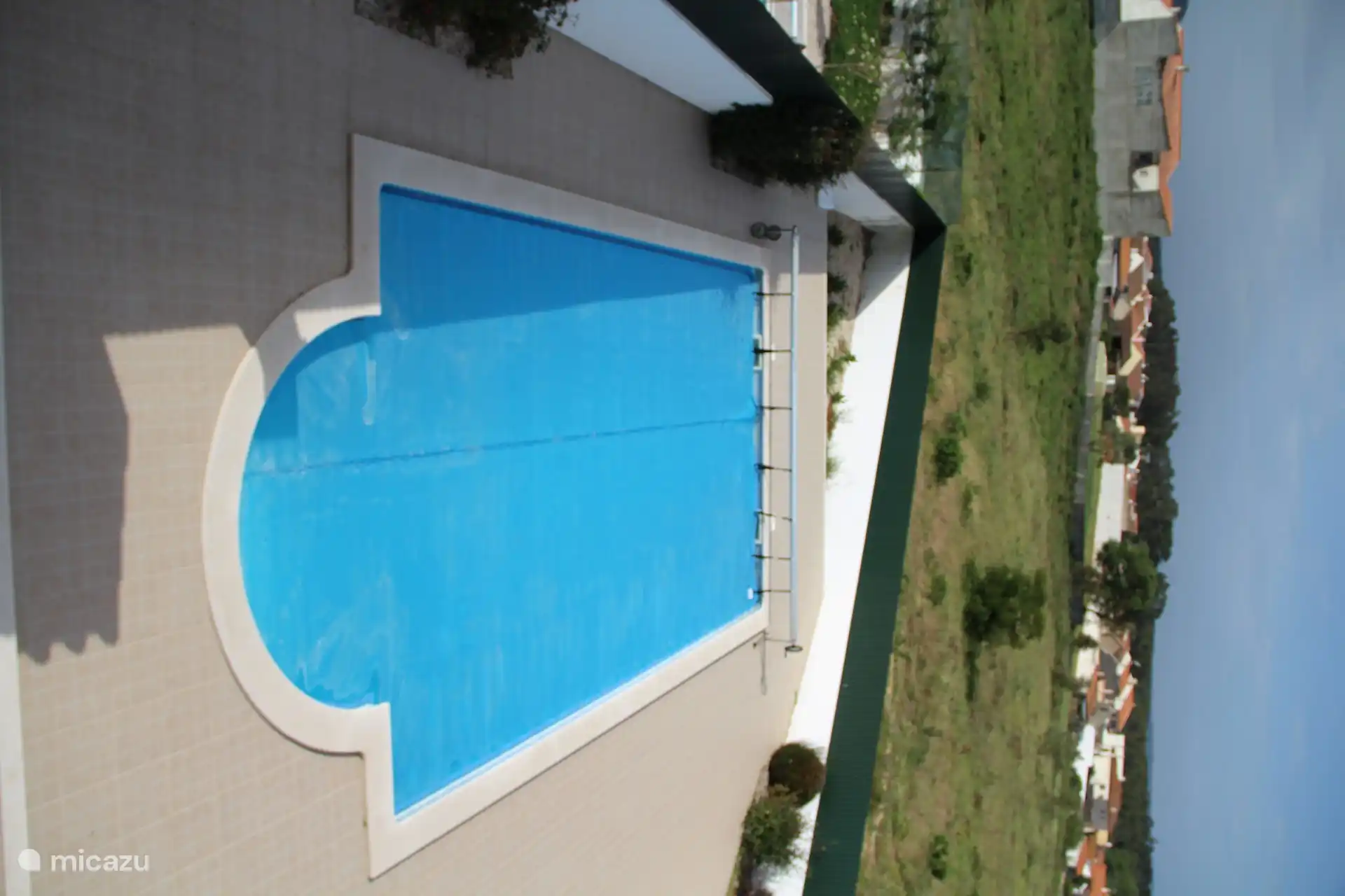 Blick auf den Pool, aufgenommen vom Balkon des Schlafzimmers im Obergeschoss