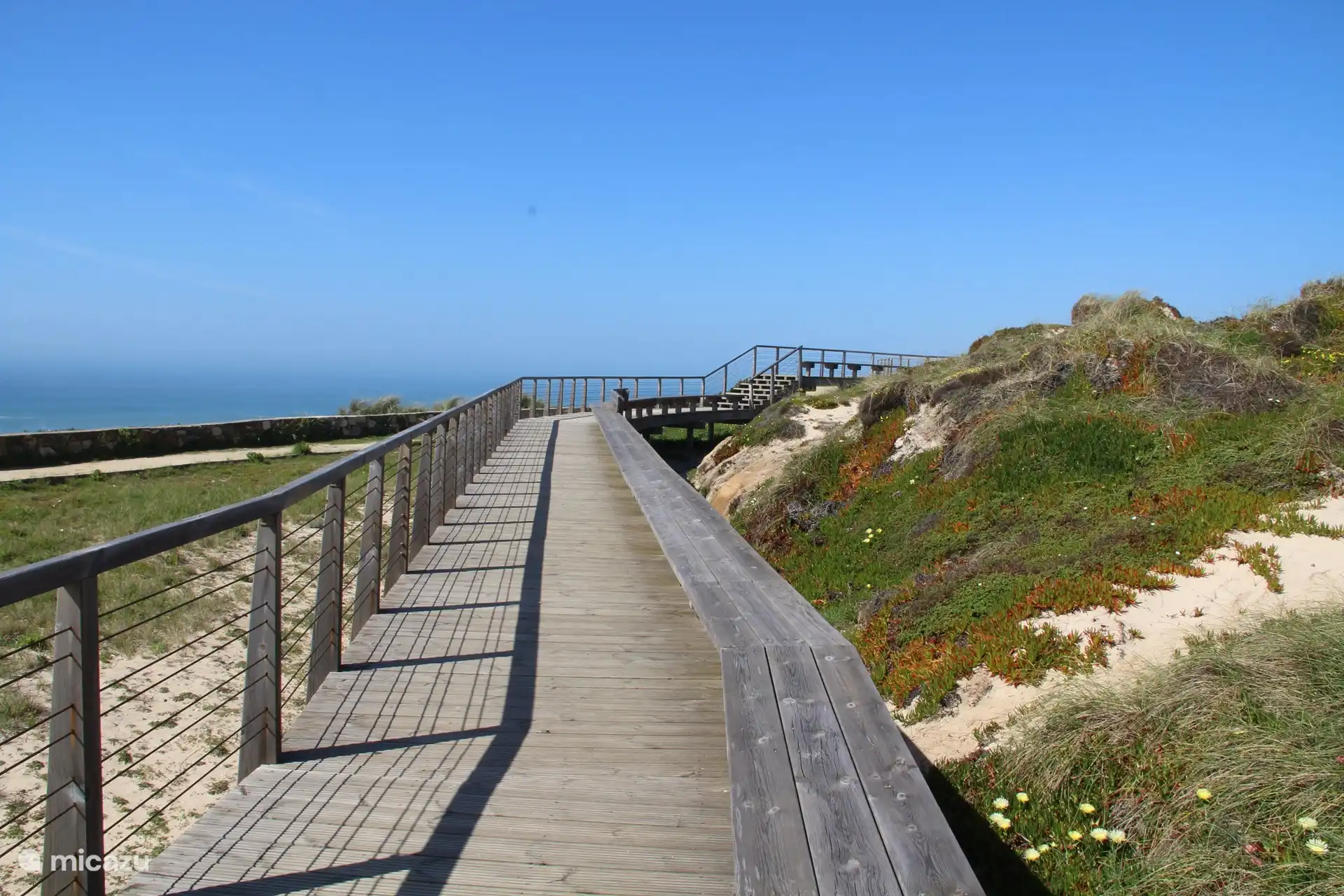 Die schönen Holzstege machen auch schwer zugängliche Stellen leicht zugänglich.  