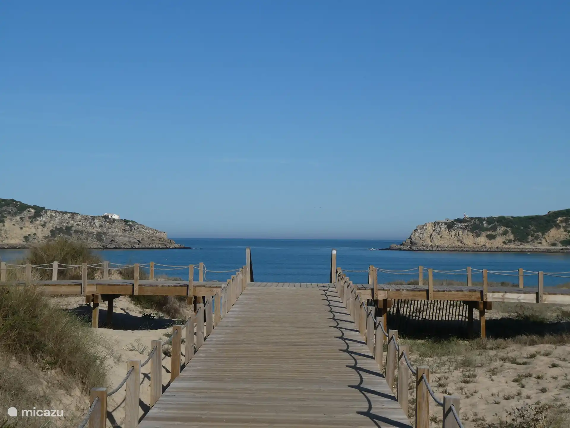 Dies ist auch Sao Martinho do Porto. Hier ist es sehr sicher, mit den Kindern ins Meer zu gehen. Angenehm warmes Wasser, sanft gleitend. Sehr feiner weißer Sandstrand.