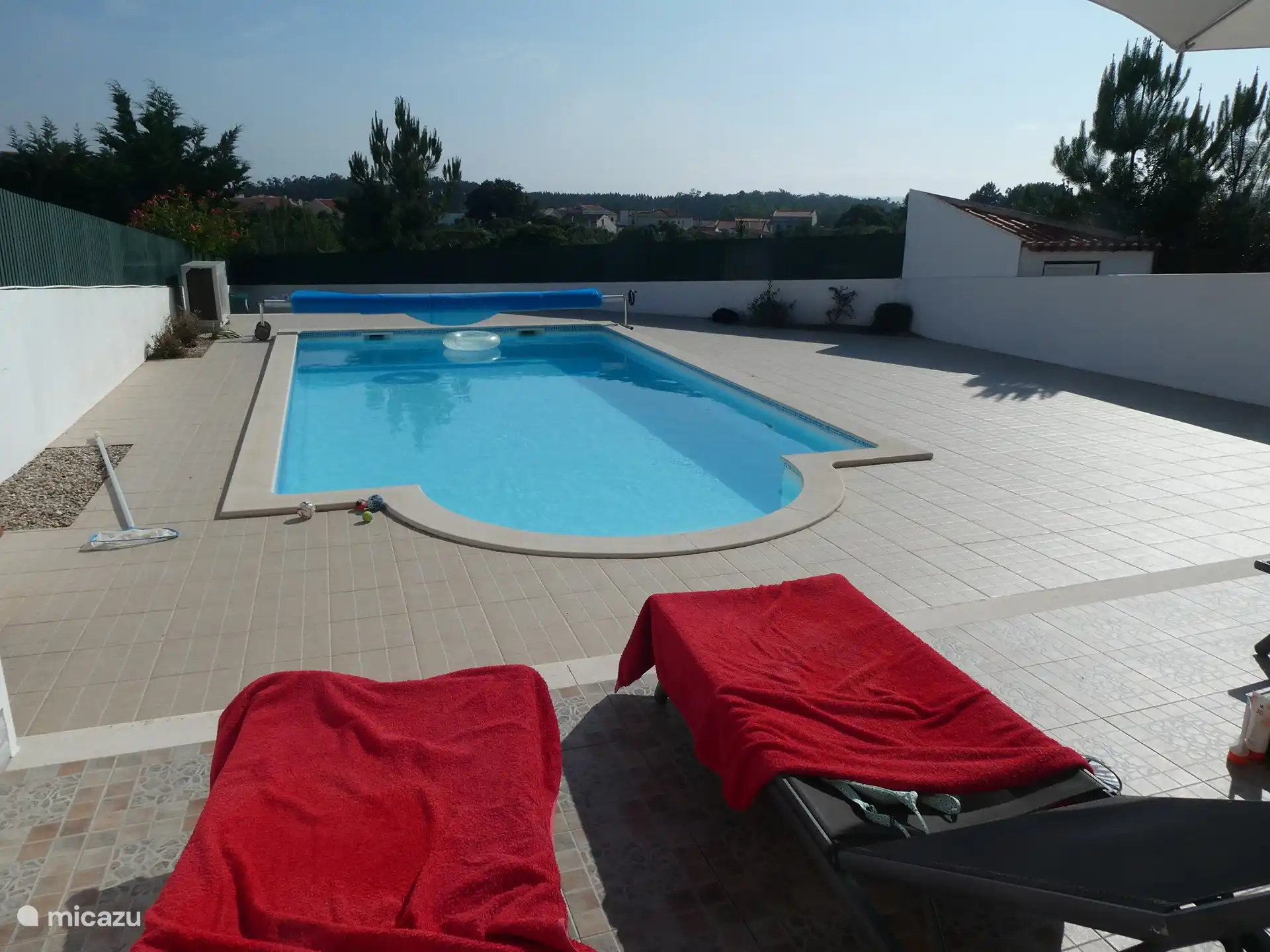 Der geräumige (5 x 10 Meter) beheizte private Pool.  Um das Beste aus dem Pool herauszuholen, wird er von Mai bis Oktober beheizt.  Genießen Sie in Ruhe und Privatsphäre.