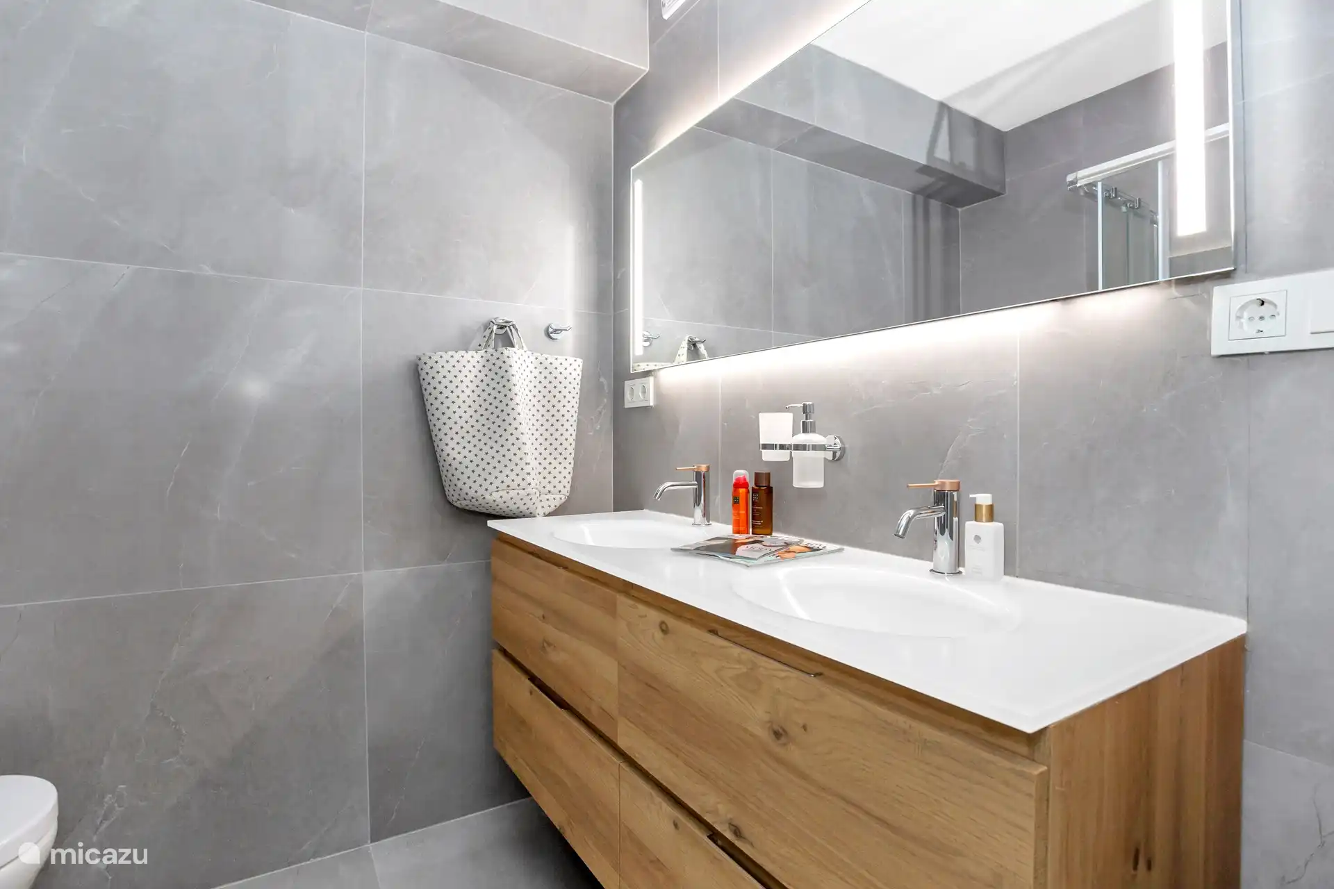 Badkamer met led light in de spiegel ,stopcontacten föhn en afzuiger